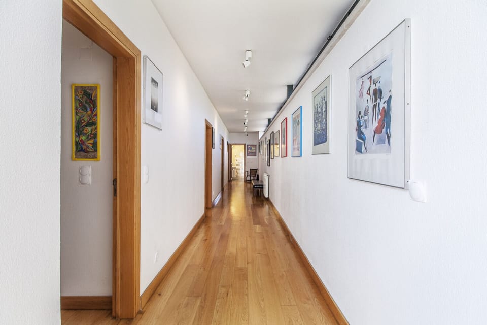 Long hallway with framed artworks — Villa do Cisne, holiday villa in Herdade de Aroeira