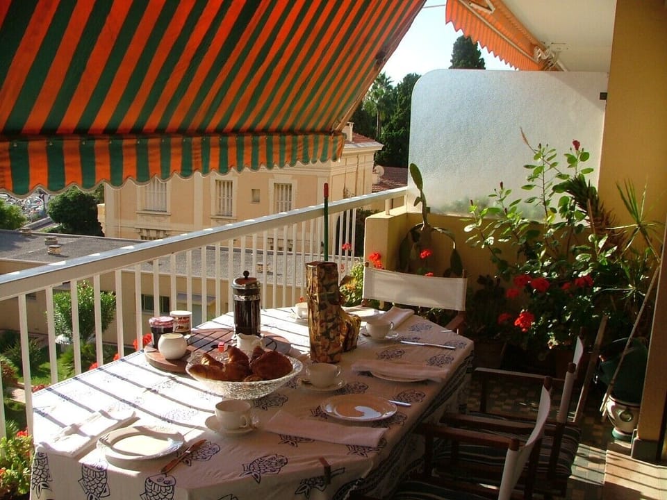 Breakfast in the sun
