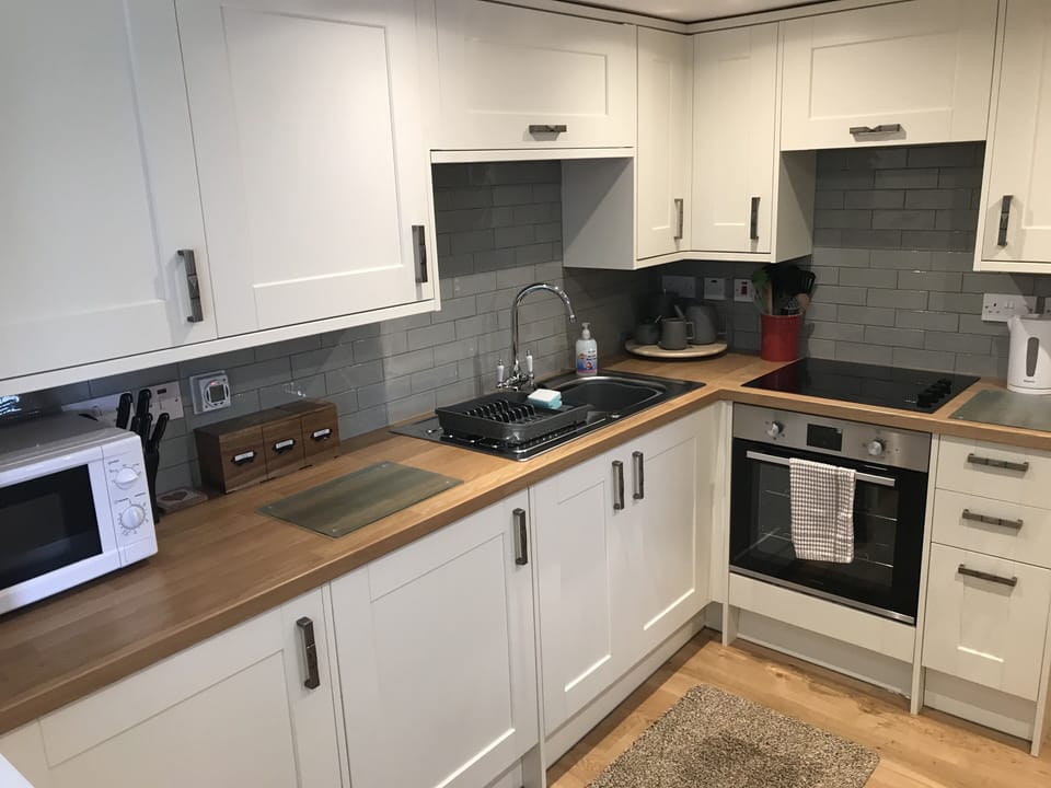 Fully Fitted Kitchen