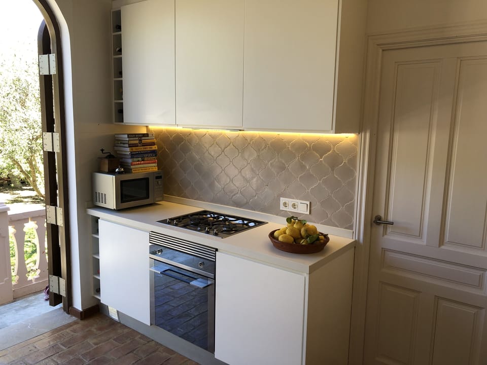 Kitchen (Smeg oven and hob, Bosch microwave, Siemens fridge)