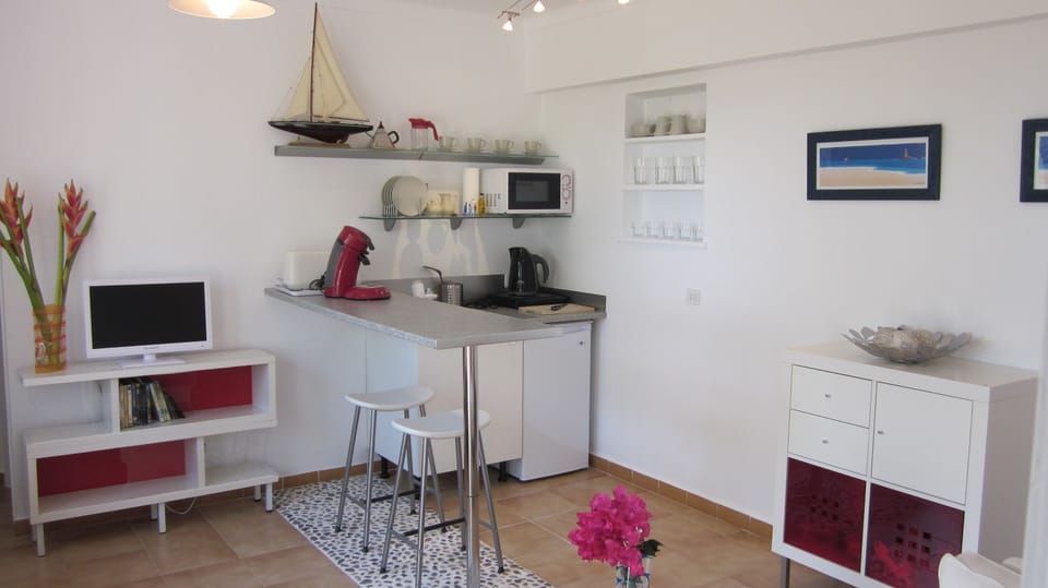 Lounge and breakfast bar.