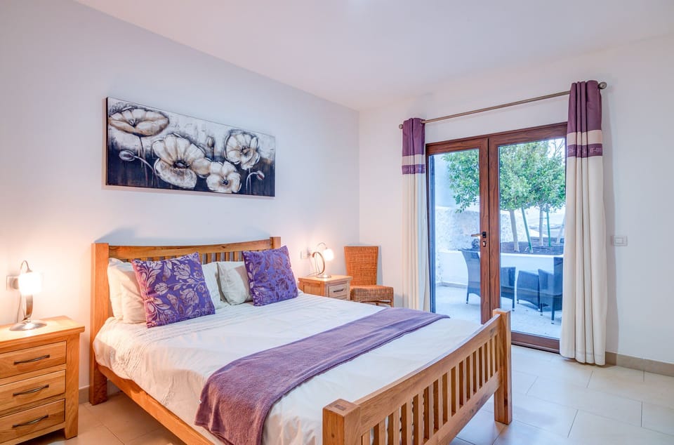 Master Double Room - Kingsize bed - Patio Doors to Pool Area