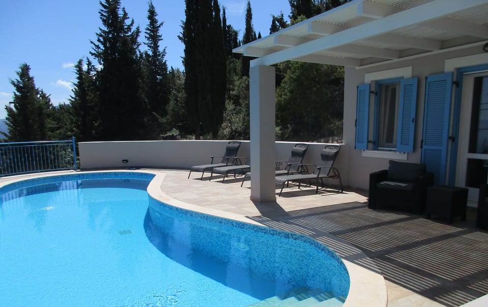 Steps into the pool