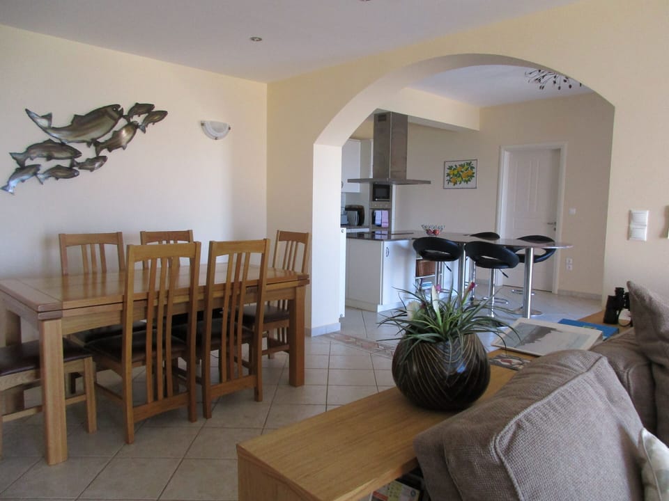 Open plan kitchen, dining area and lounge