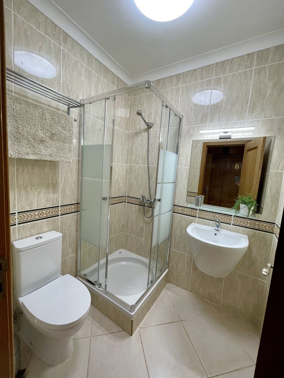 Bedroom 2 en-suite.