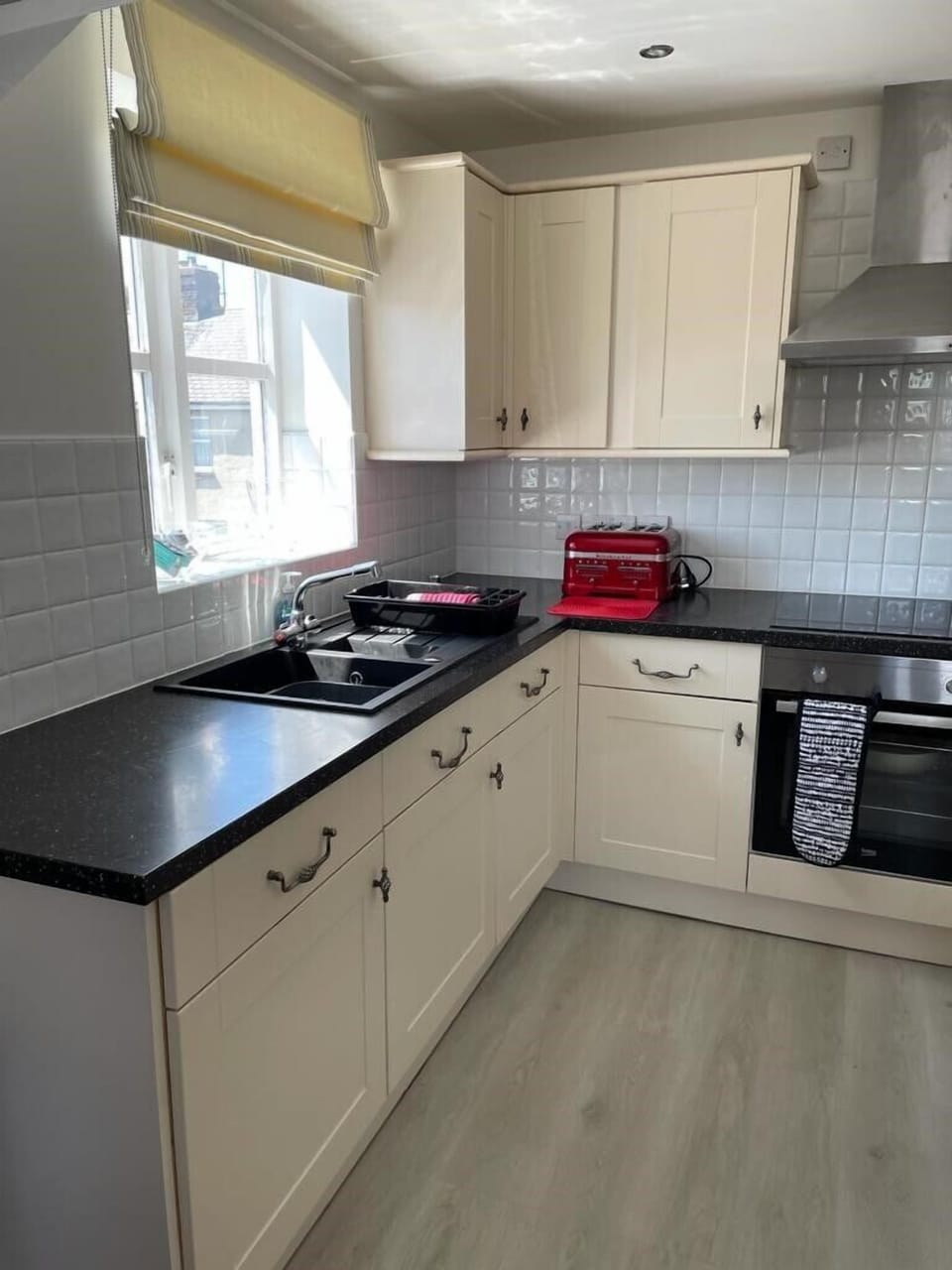 Kitchen with dishwasher, washing machine and dryer 