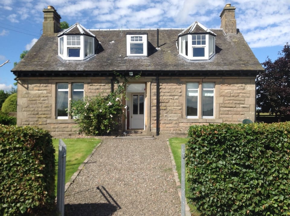 Bankend farmhouse 
Front view. 