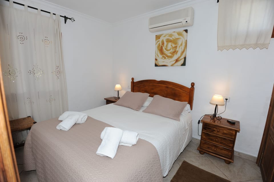 1º Bedroom- Double bed of 1.50 cms with bathroom en suite