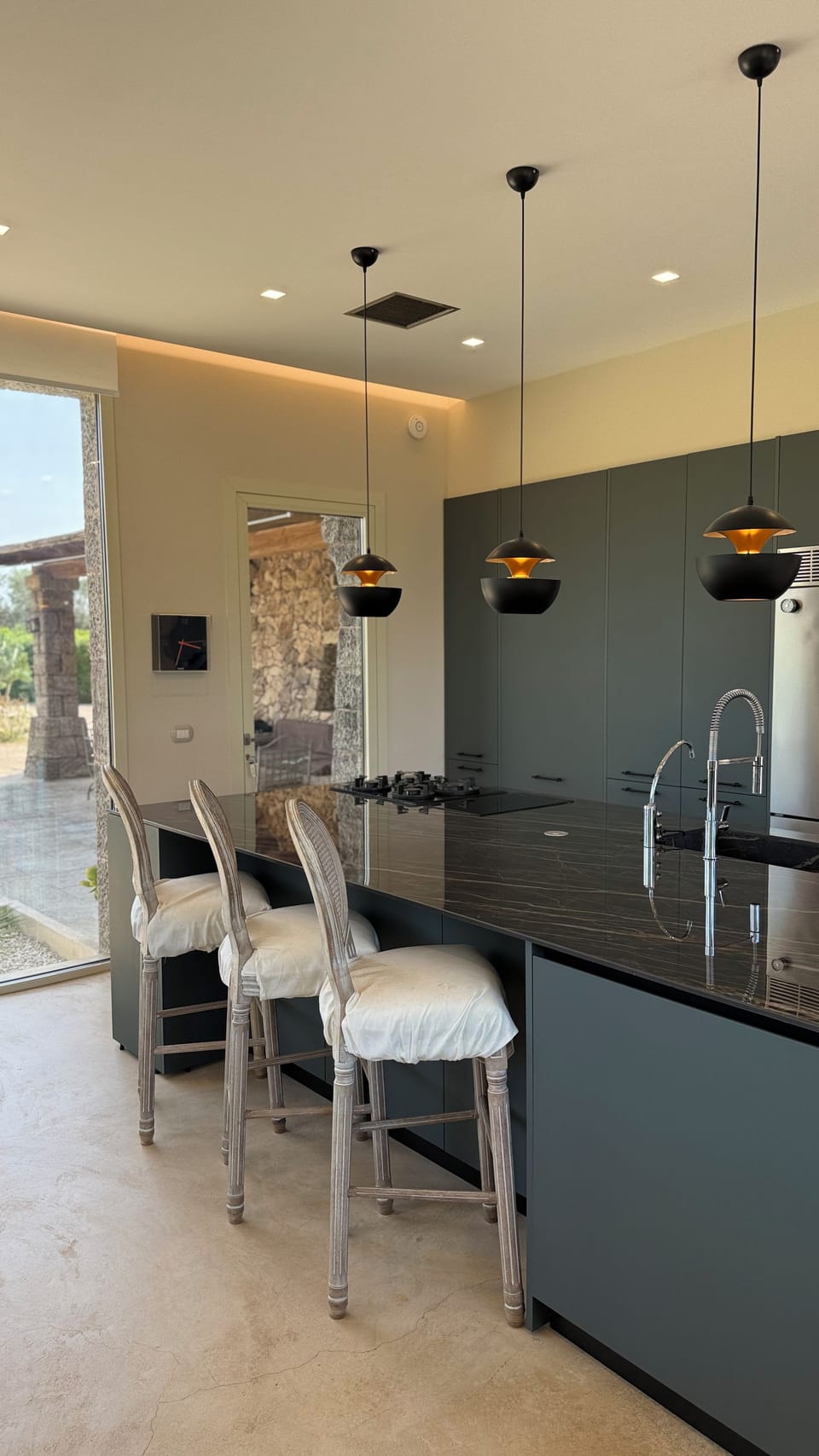 Kitchen island, equipped with gas and electric/induction cooker