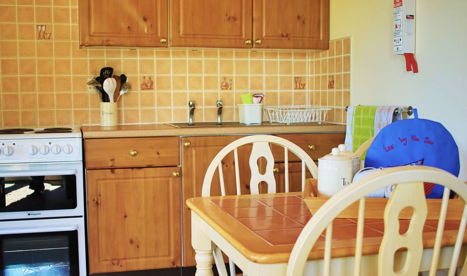 Kitchen & dining area