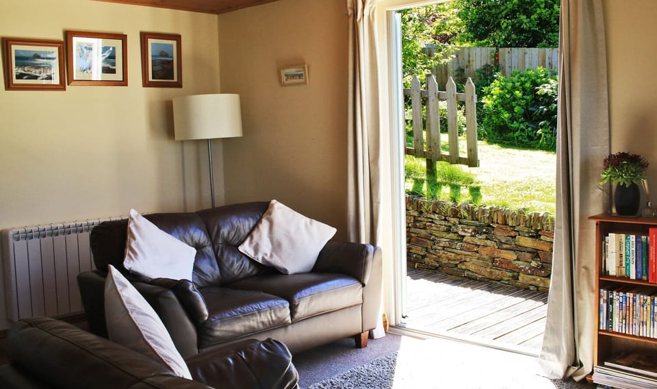 Lounge & patio to garden 