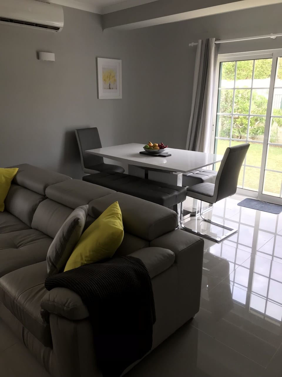 Extendable dining table which seats eight