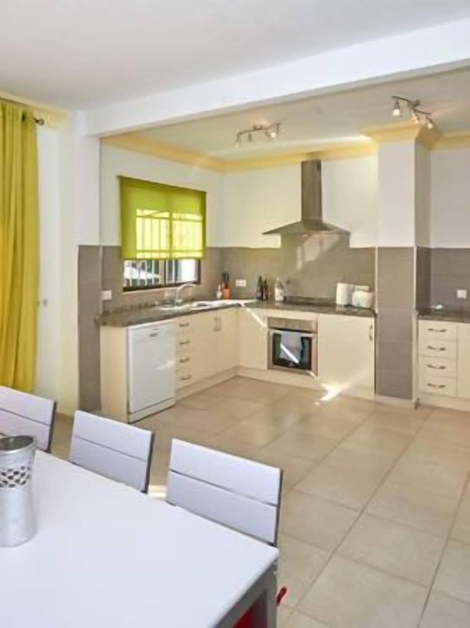 A fully fitted extra large kitchen.