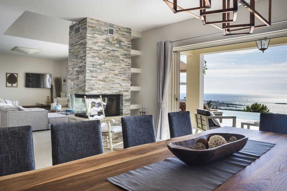 Dining and lounge area