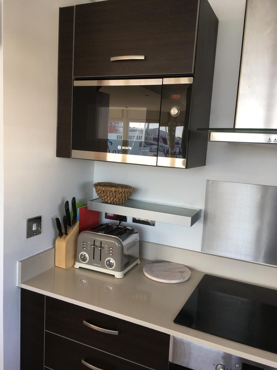 Kitchen area 1 - large Bosh Microwave 