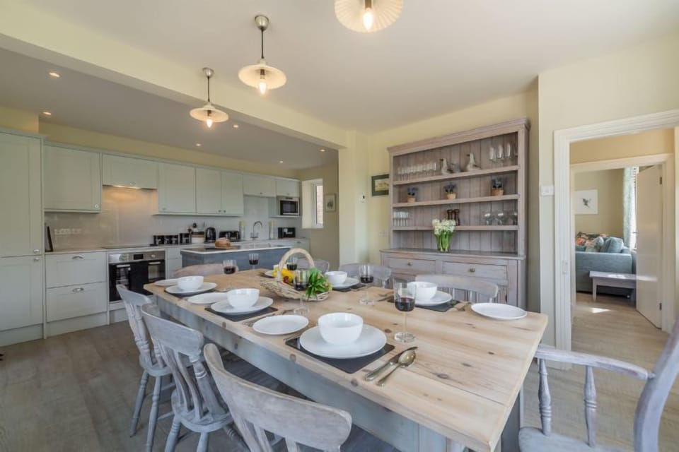Ground floor: Spacious kitchen / dining room