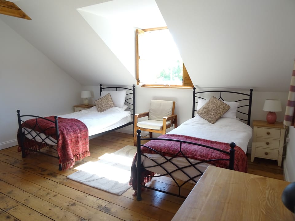 Bedroom with 2 single beds
