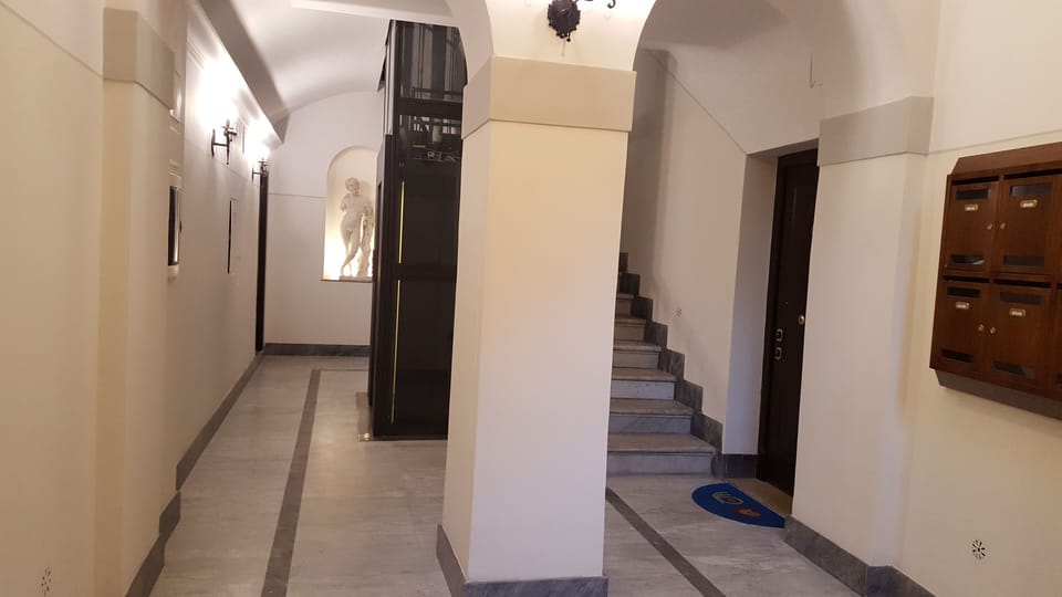 interno Palazzo con scala e ascensore