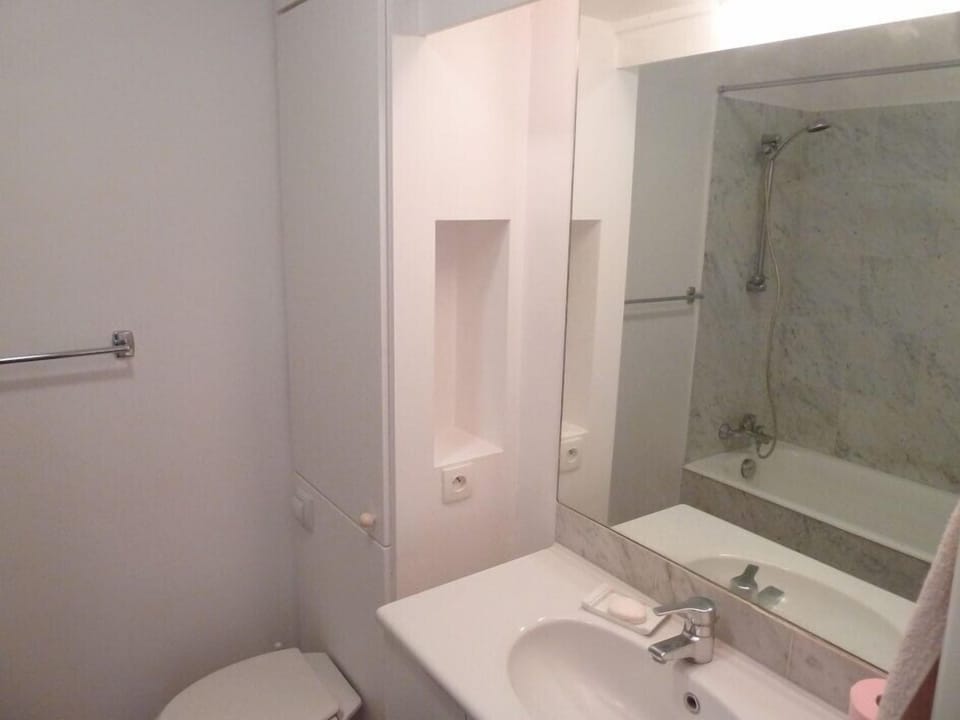 main bathroom with tub / shower & WC