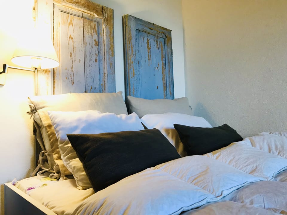 Quarto Azul com uma cama de casal