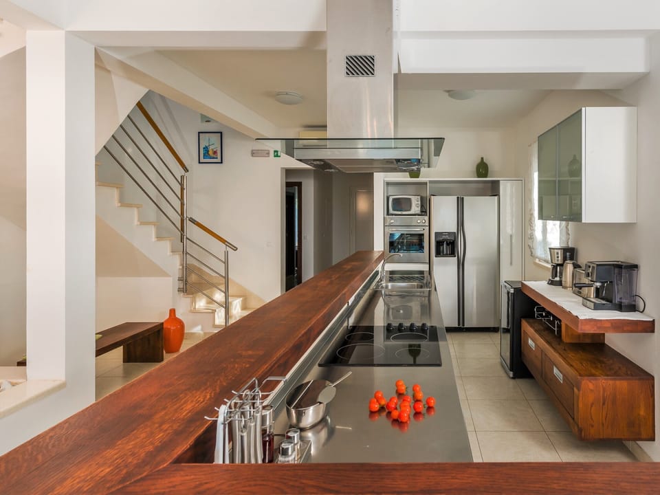 Fully equipped main kitchen