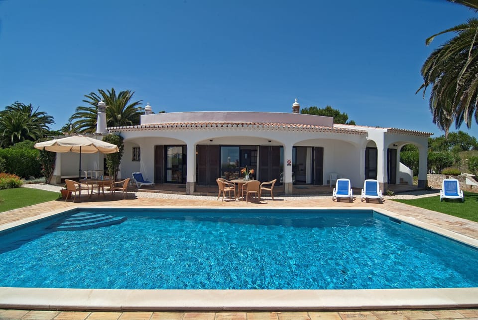Villa Camena: The private pool is surrounded by a large terrace, which is partially covered directly at the house. Outdoor furniture and sun loungers invite you to linger near the pool.