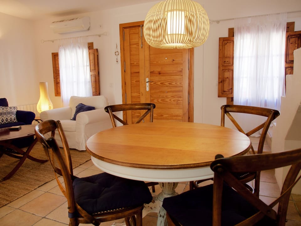 Open plan living/dining room
