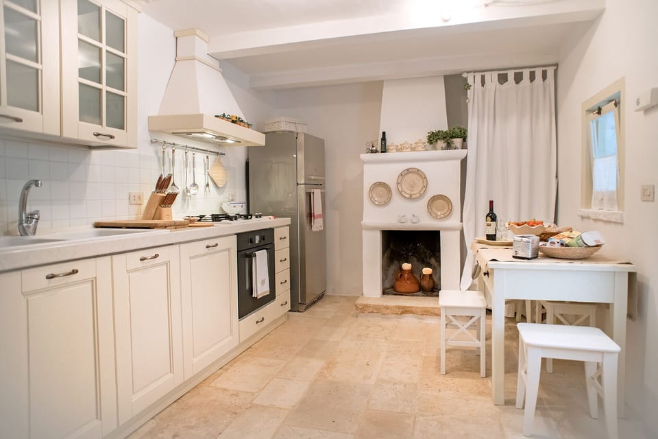 Fully equipped kitchen with dishwasher, washing machine and coffee mach