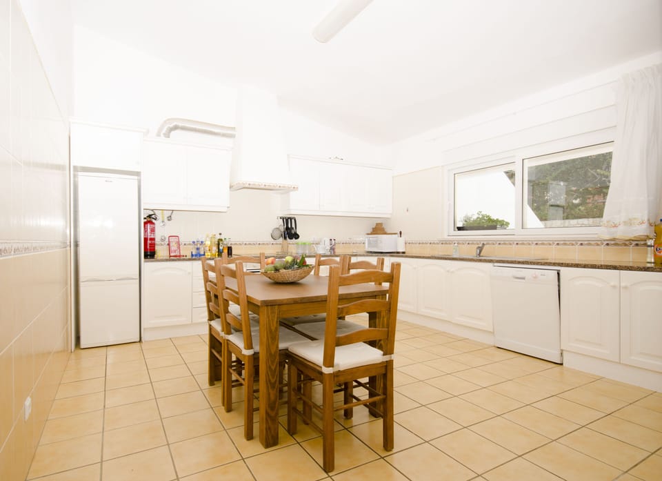 Option to have extra dining in the kitchen.