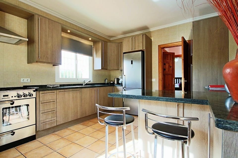 Kitchen/ Breakfast Bar