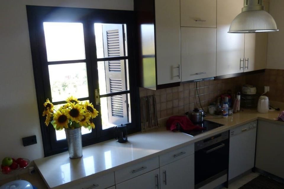 Fully equipped Kitchen. The view and  fresh air makes food preparation a  joy.