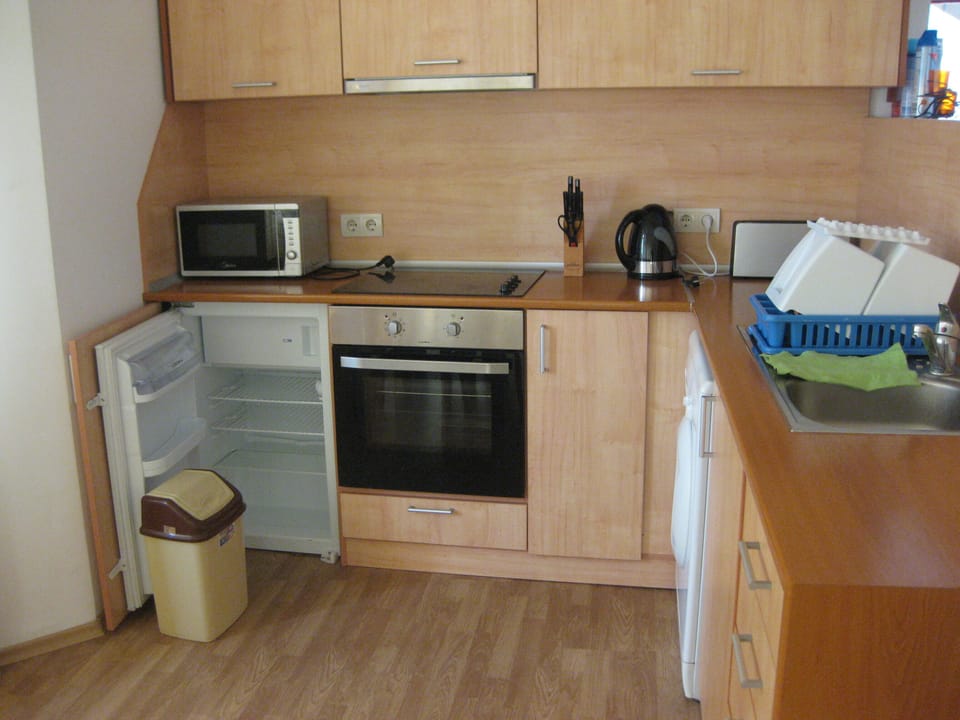 Kitchen with oven, hob, fridge, washing machine, microwave, toaster & kettle