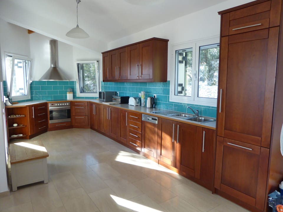 Well equipped kitchen with doors to terrace 