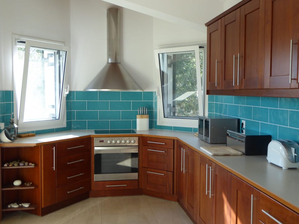 Kitchen with electric oven, hob and combination microwave 