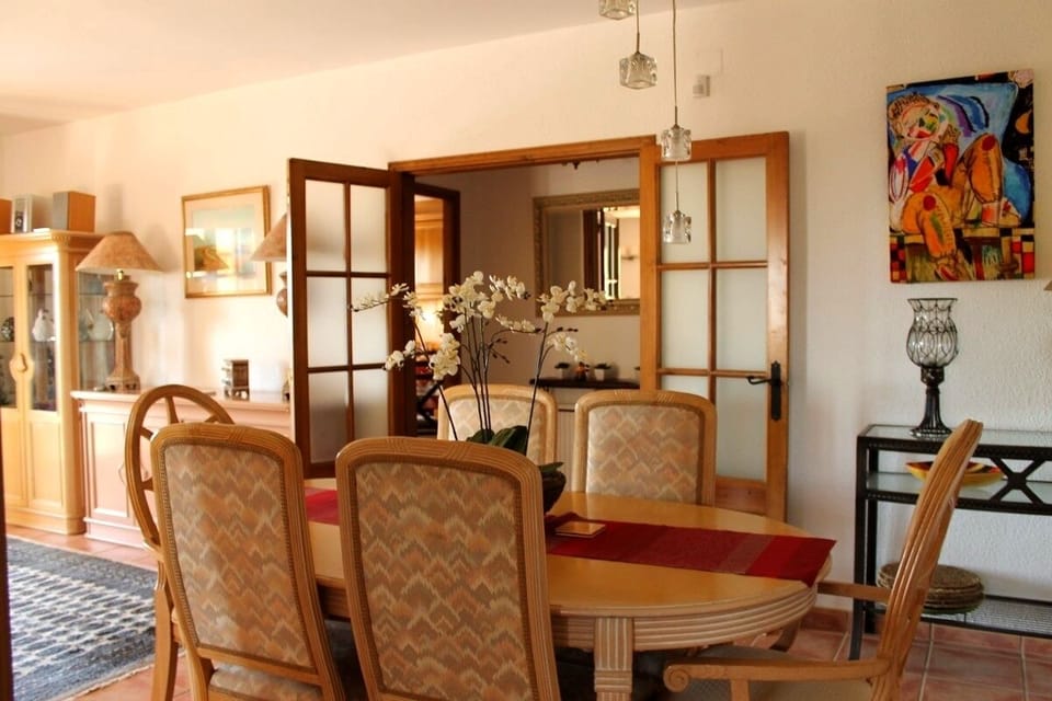 dining room towards the kitchen