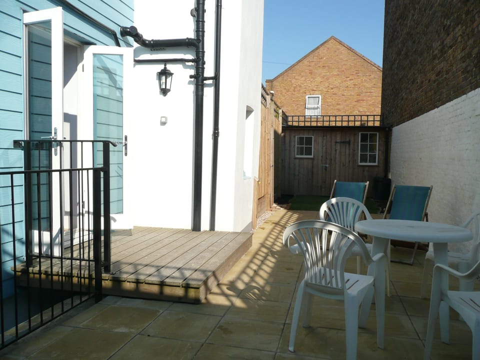 ..and evening sun. Great for barbecues! Gate at front for secure bike storage.