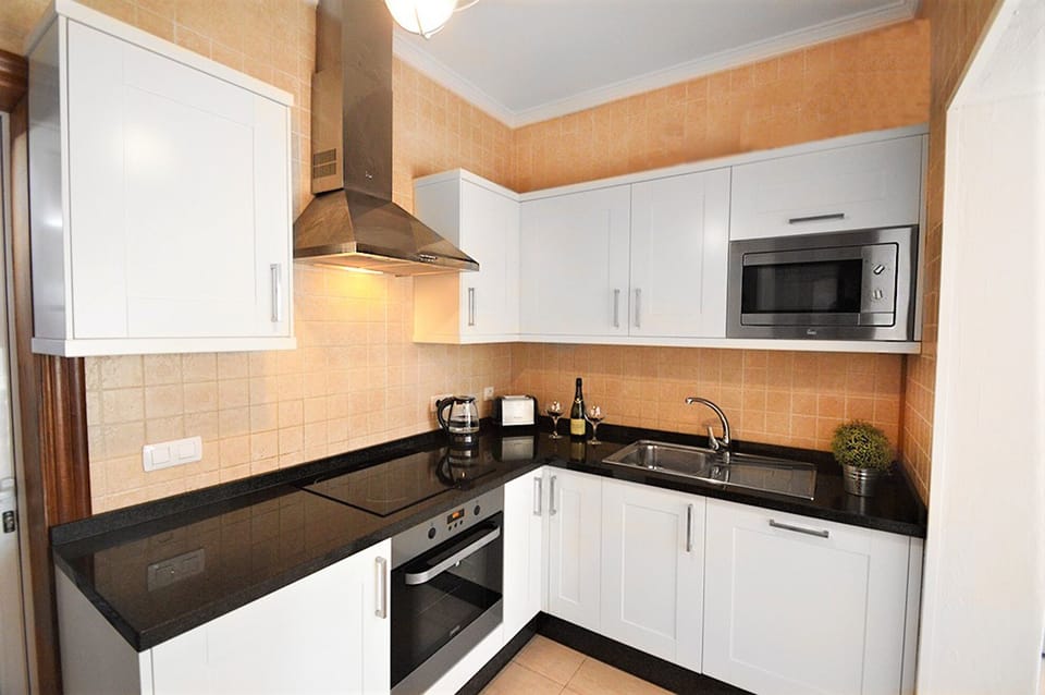 Newly fitted granite top kitchen with microwave, fridge freezer & dishwasher