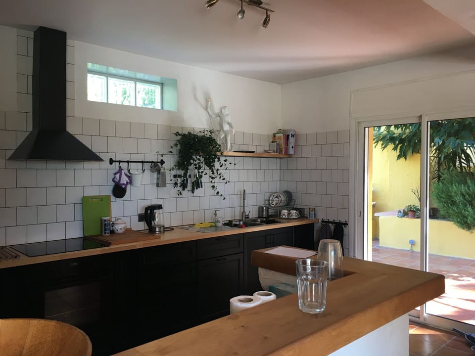 Fully-fitted kitchen equipped with crockery, cutlery and cooking utensils. 