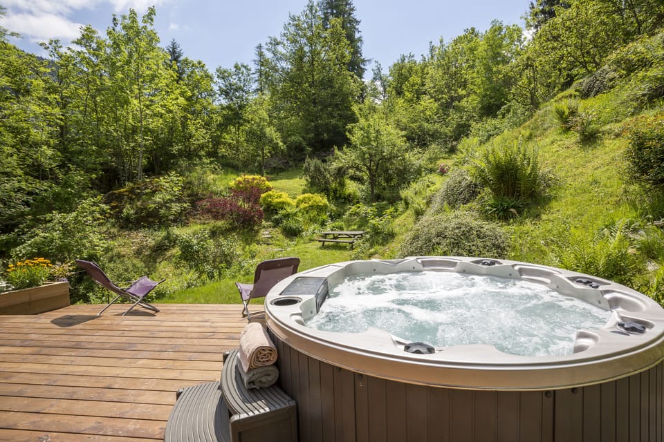The hot tub and superb garden

