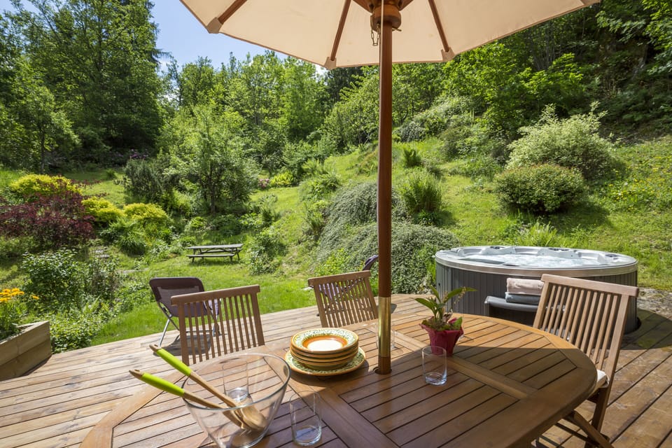 Deck with dining area