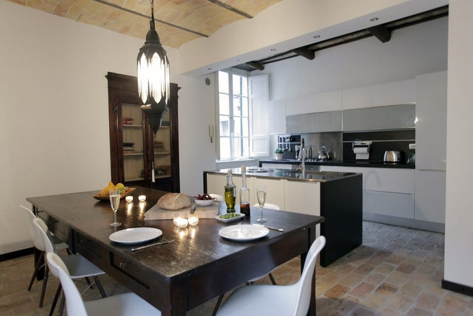 A "cooks" kitchen with everything you could possibly want to entertain.