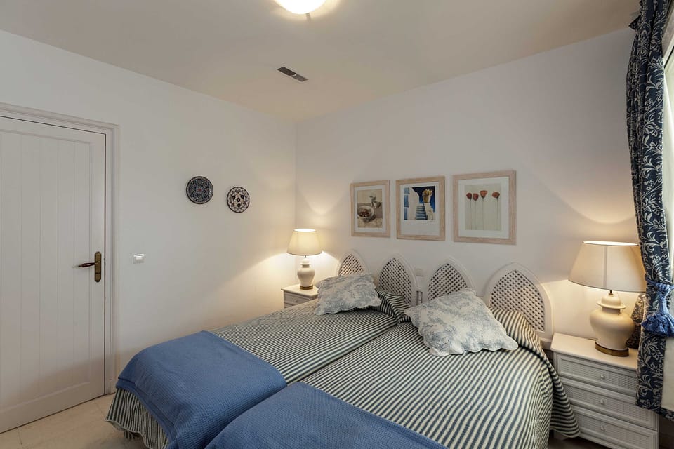 SINGLE BEDROOM 