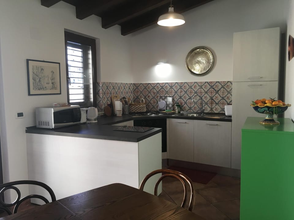 Well equipped kitchen with dishwasher and washing machine