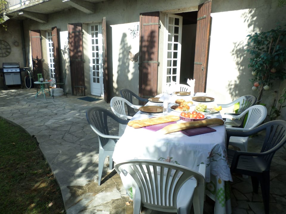 Breakfast in the Garden