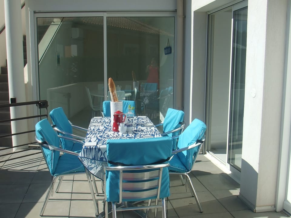 Breakfast in the sun