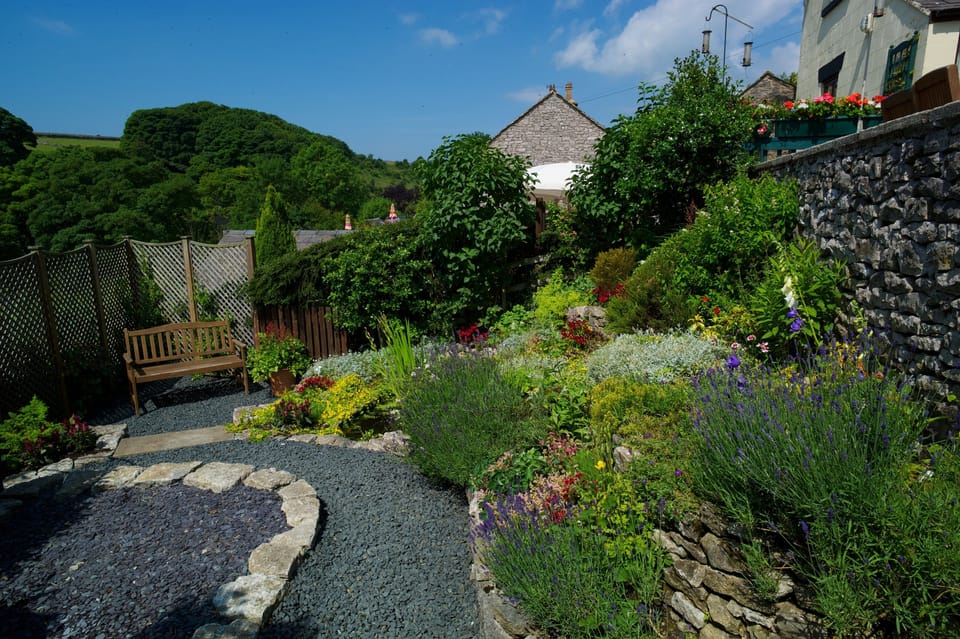 Well-tended garden, stepped exit to road