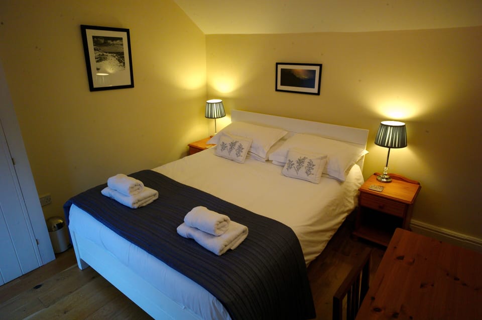 King size bed (5' x 6'6"), hotel quality Egyptian cotton linen and towels