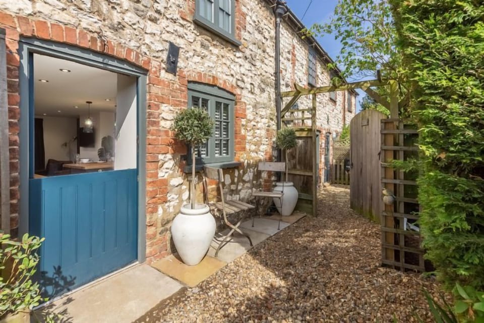 No. 33 Cottage 2, Thornham: Embodies a boutique hotel style