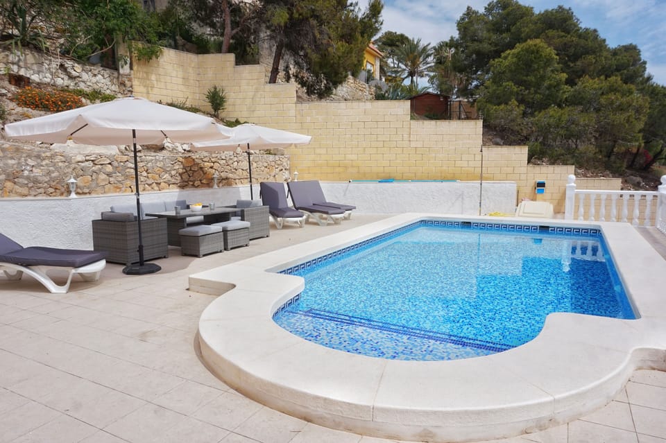 Privat swimmingpool with sunbeds and chill area