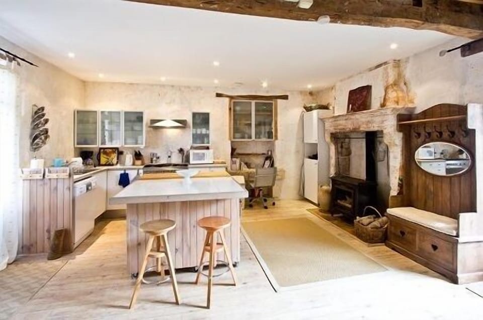 Well equipped kitchen area with breakfast bar 

